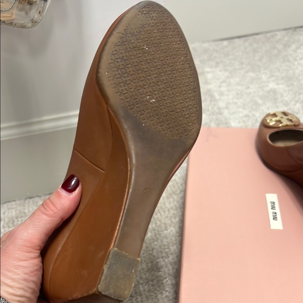 Tory Burch Tan Wedges with Gold Emblem - Picture 5 of 7